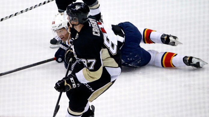 Jaromír Jágr (Florida Panthers) a Sidney Crosby (Pittsburgh Penguins) na archívnej snímke. 