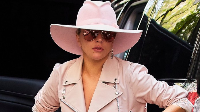 Lady Gaga v kratučkých šortkách