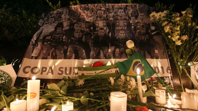 Fanúšikovia zapaľujú sviečky.