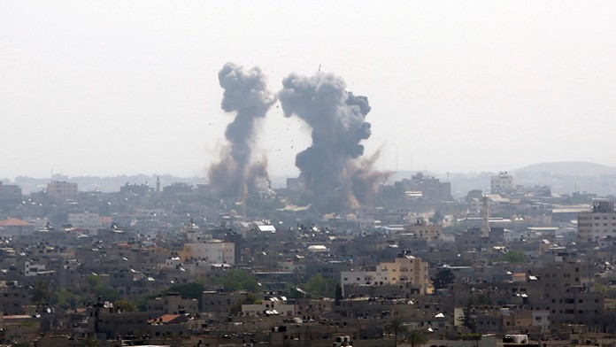 Dym stúpa po izraelských raketových útokoch v Gaze.