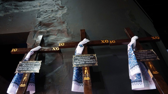 Kríže pripravené pre hroby obetí po ruskom útoku v ukrajinskom meste Sumy.