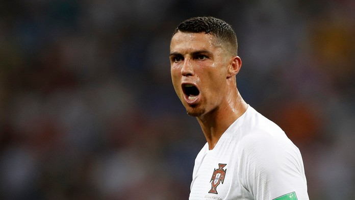 Portugalčan Cristiano Ronaldo v dueli s Uruguajom na MS 2018.