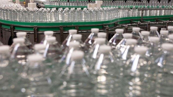 Výrobca ikonickej minerálky má veľké problémy. Vyhlásil bankrot