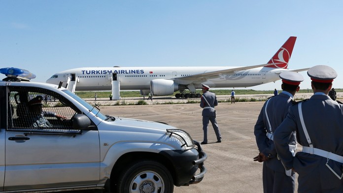 Policajti stoja vedľa lietadla tureckých aerolínií na letisku v Casablance