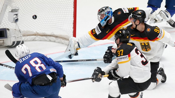 Damien Raux z Francúzska strieľa gól do nemeckej bránky počas duelu na MS v Rusku.