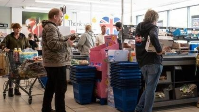 Seniorka sa bizarne chcela vyhnúť čakaniu na platenie. Po hádke s ďalšími zákazníkmi to spravila znova