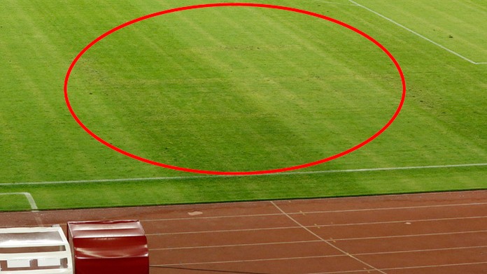 Svastika na trávniku v Splite počas kvalifikačného zápasu Chorvátsko - Taliansko na ME 2016.