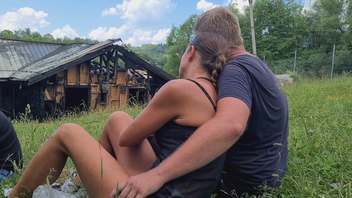 Nový rodinný dom v obci Konská im zhorel a stali sa z nich bezdomovci, ktorí sedia na záhrade a hľadia na ruiny.