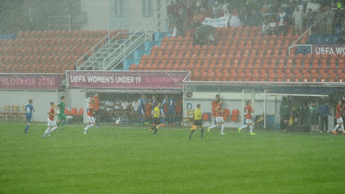 Futbalistky Nórska (červené dresy) a Slovenska (modré dresy) počas silného lejaku v zápase základnej A-skupiny futbalových ME 19