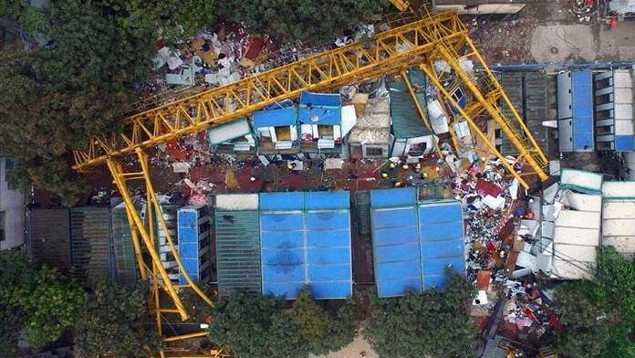 Pád mostového žeriava v Číne zabil 18 ľudí.