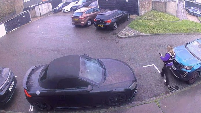 Majiteľ zaparkovaného auta sa nestačil čudovať. Cestári okolo neho namaľovali miesto pre invalidov, potom prišli pokuty