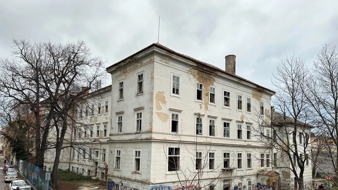 Z pýchy Bratislavy útočisko opitej mládeže. Zisťovali sme, čo bude so zničenou národnou kultúrnou pamiatkou