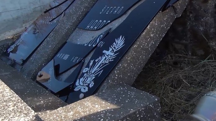 V Domaniži ostali ľuďom oči pre plač. Vandal sa vyzúril na pomníkoch ich najbližších