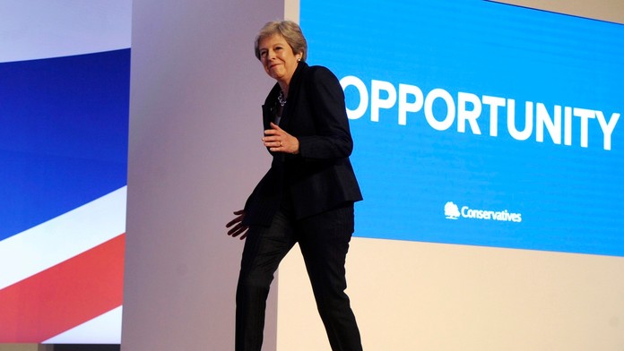 Britská premiérka Theresa Mayová pritancovala k rečníckemu pultu.