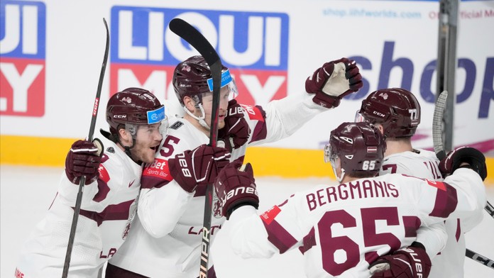 Lotyšskí hráči oslavujú gól proti Kazachstanu.