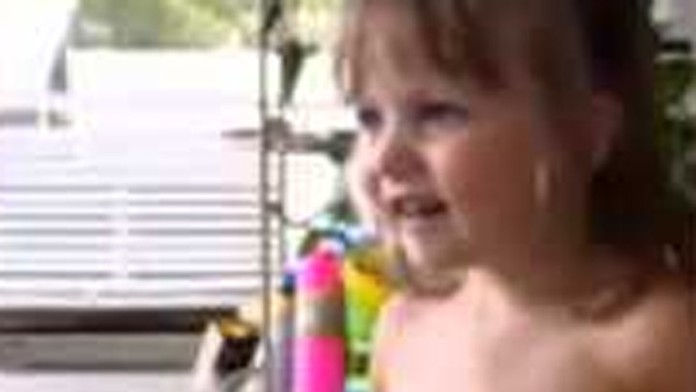 Dievčatko sa potešilo hroznému darčeku