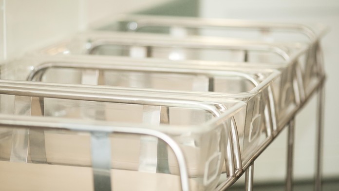 Syn „zomrel“ po pôrode, no rodičia tomu dodnes neveria. Pravdu hľadajú už 40 rokov