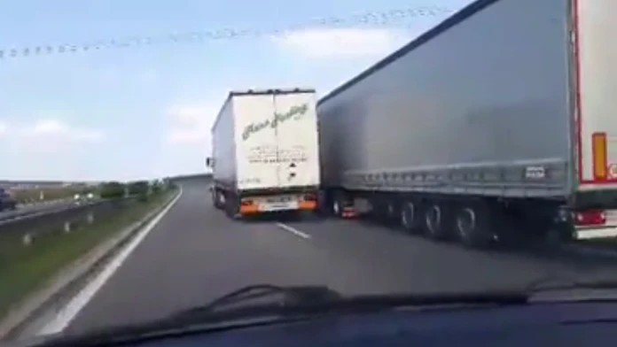 Prebiehanie kamiónov pri Stupave.