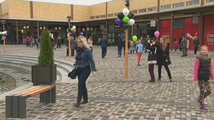 Niektoré strany komunikujú na bilboardoch aj v cudzom jazyku.