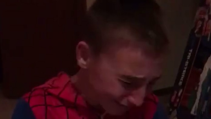 Chlapček si našiel pod stromčekom kus papiera. Dostal najkrajší darček, ktorý dojme aj vás