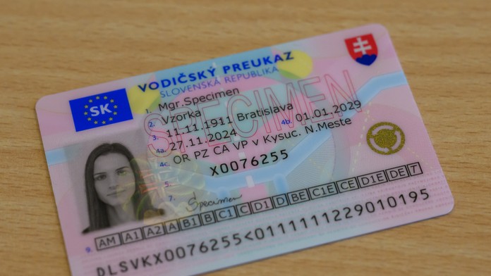 V obci na Záhorí sú v šoku. Starosta začal neplatičom brať vodičáky