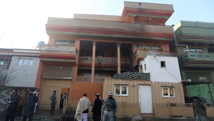 Policajti si prezerajú dom afganského poslanca Míra Valího po útoku bojovníkov hnutia Taliban.