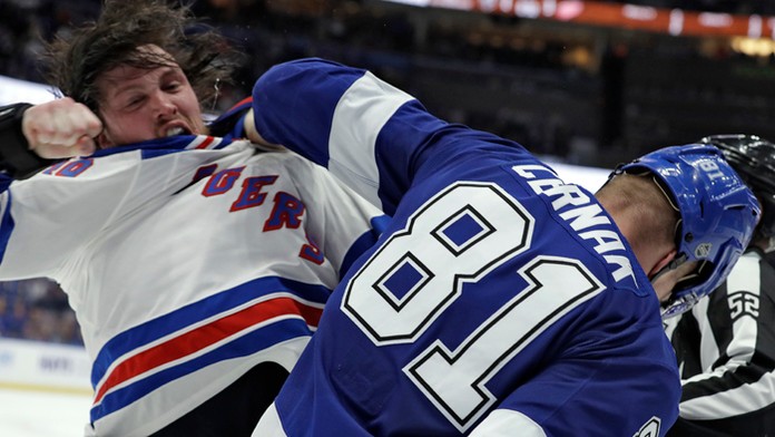 Slovenský obranca Tampy Erik Černák ( vpravo) v pästnom súboji s hráčom Rangers Mattom Beleskeyom.