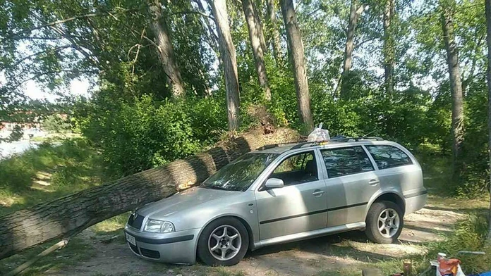 Hasiči bojujú s nepriaznivým počasím.