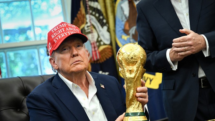 Americký prezident Donald Trump s trofejou pre majstra sveta (ilustračná foto)
