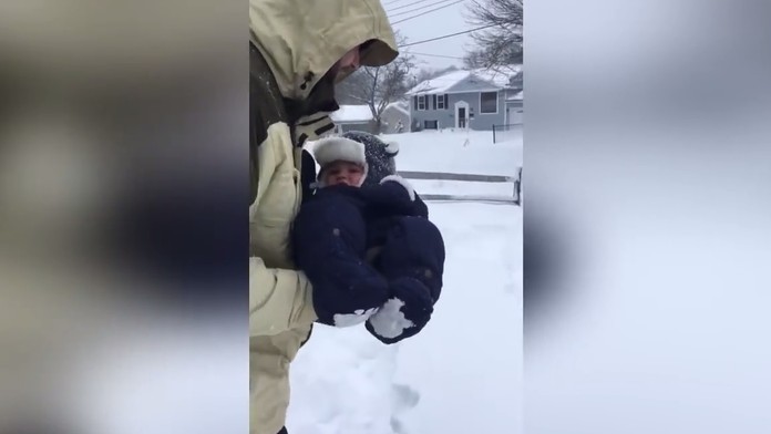 Otec hodil dieťa do snehu