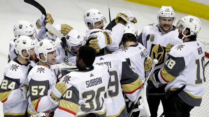 Hokejisti Vegas Golden Knights sa objímajú po postupe do konferenčného finále.