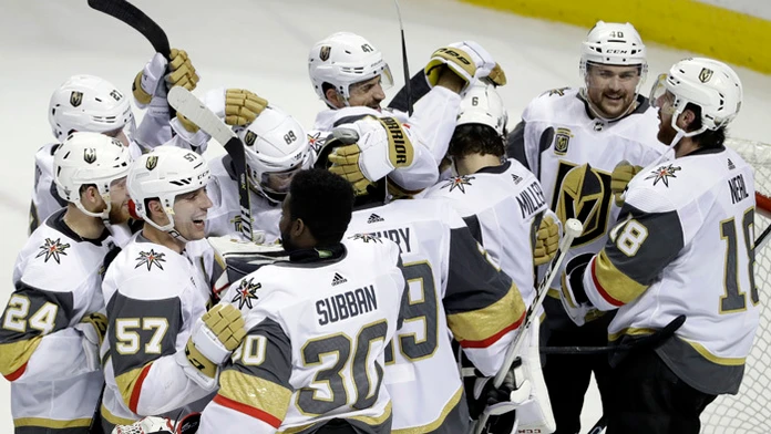 Hokejisti Vegas Golden Knights sa objímajú po postupe do konferenčného finále.