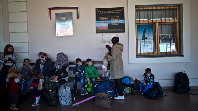 Slovinsko požiadalo EÚ o policajné posily kvôli prílevu utečencov.