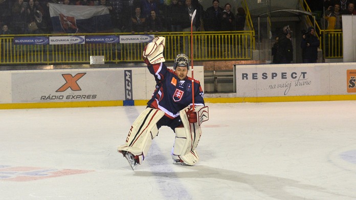 Brankár Slovenska Július Hudáček tancuje odzemok po výhre.