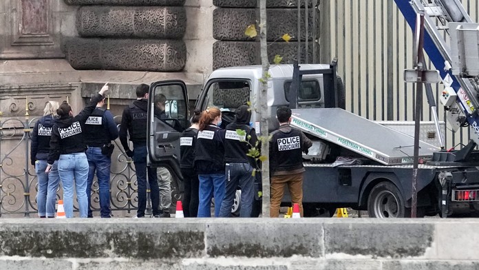 Francúzska polícia zatkla dvoch mužov, ktorí sú podozriví z krádeže šperkov v Louvri