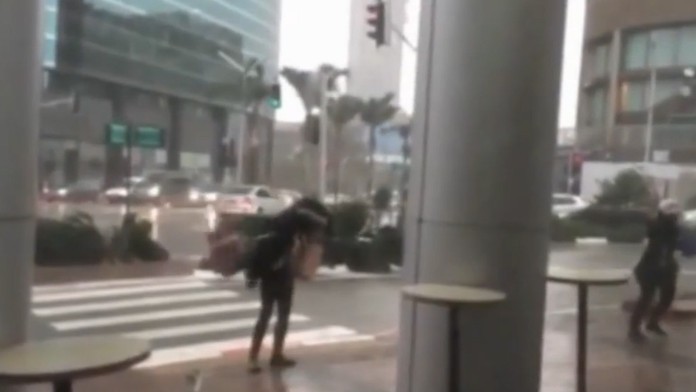 Žena prehrala boj s vetrom.