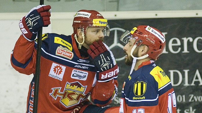 Smutní útočníci Zvolena Andrej Podkonický (vľavo) a Kamil Brabenec po prehre s Popradom v štvrťfinále play off extraligy.