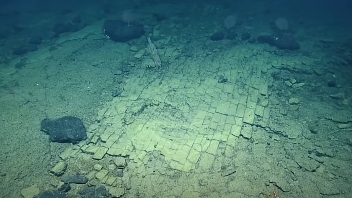 Robotická ponorka urobila nečakaný objav. V kilometrovej hĺbke narazila na „tehlový chodník“