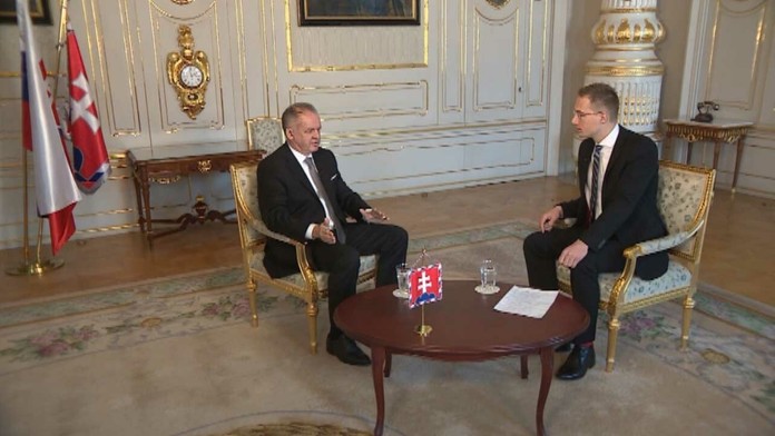 Michal Kovačič počas rozhovoru s prezidentom Andrejom Kiskom.