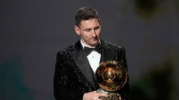 Lionel Messi s trofejou pre víťaza Zlatej lopty 2021.