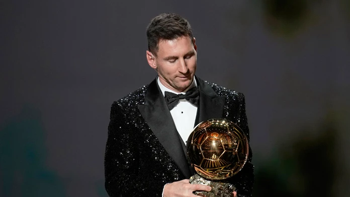 Lionel Messi s trofejou pre víťaza Zlatej lopty 2021.