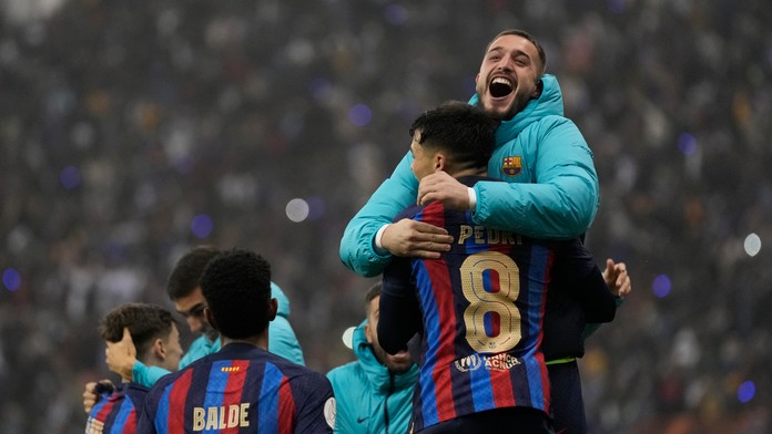 Nebolo o čom, Barcelona režírovala El Clásico v Rijáde a má prvú trofej. Benzema len korigoval