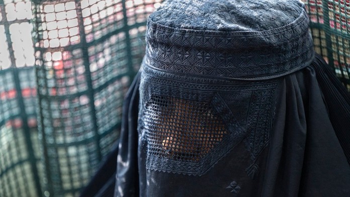 Bez muža ani na krok. Krutovláda Talibanu napriek sľubom o miernosti ženám upiera základné práva