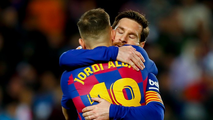 Karim Benzema z Realu Madrid reaguje po dueli na pôde Betisu Sevilla.