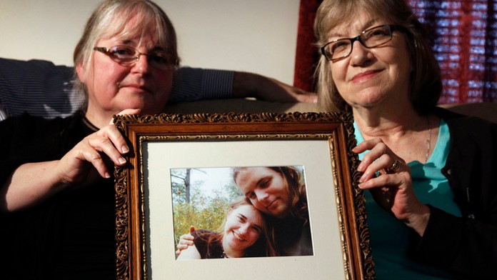 Matky držia fotografiu svojich unesených detí.