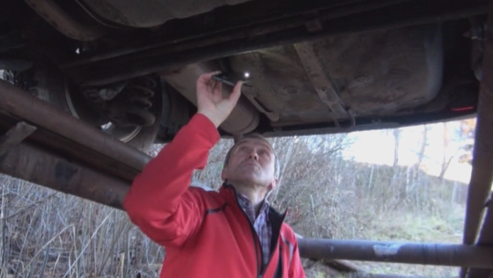 Majiteľ auta Juraj ukazuje podvozok 