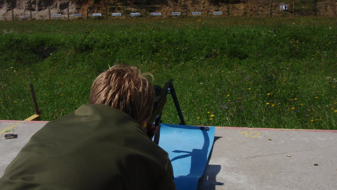 Dieťa si cvičí streľbu