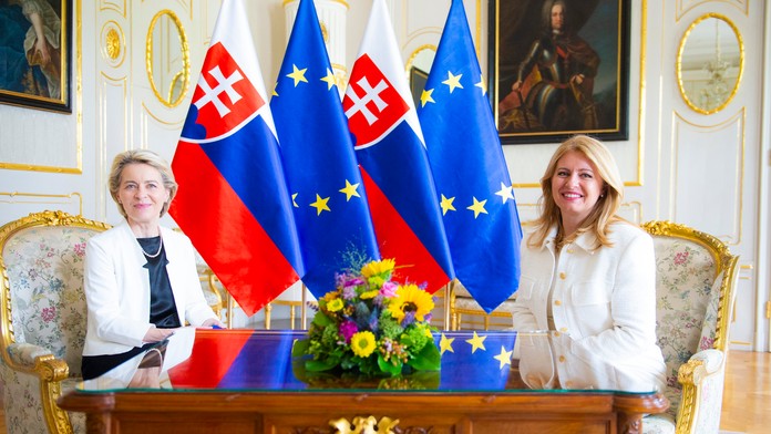 Na snímke zľava predsedníčka Európskej komisie Ursula von der Leyenová a prezidentka SR Zuzana Čaputová počas prijatia v Prezide