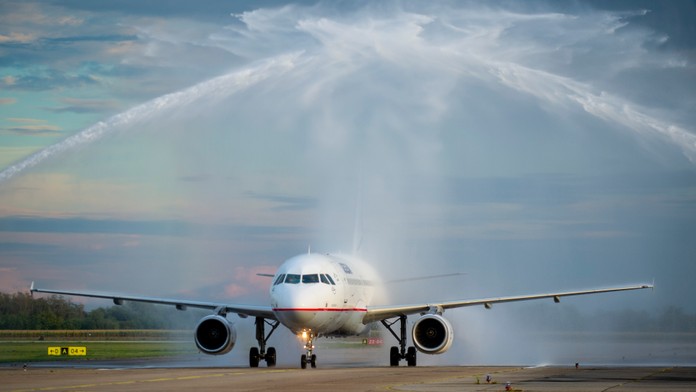 Na snímke prílet lietadla na bratislavské letisko.