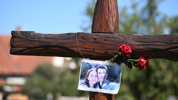 FOTO: Na mieste vraždy Jána Kuciaka a Martiny Kušnírovej vyrástol pamätník. Má symbolický odkaz